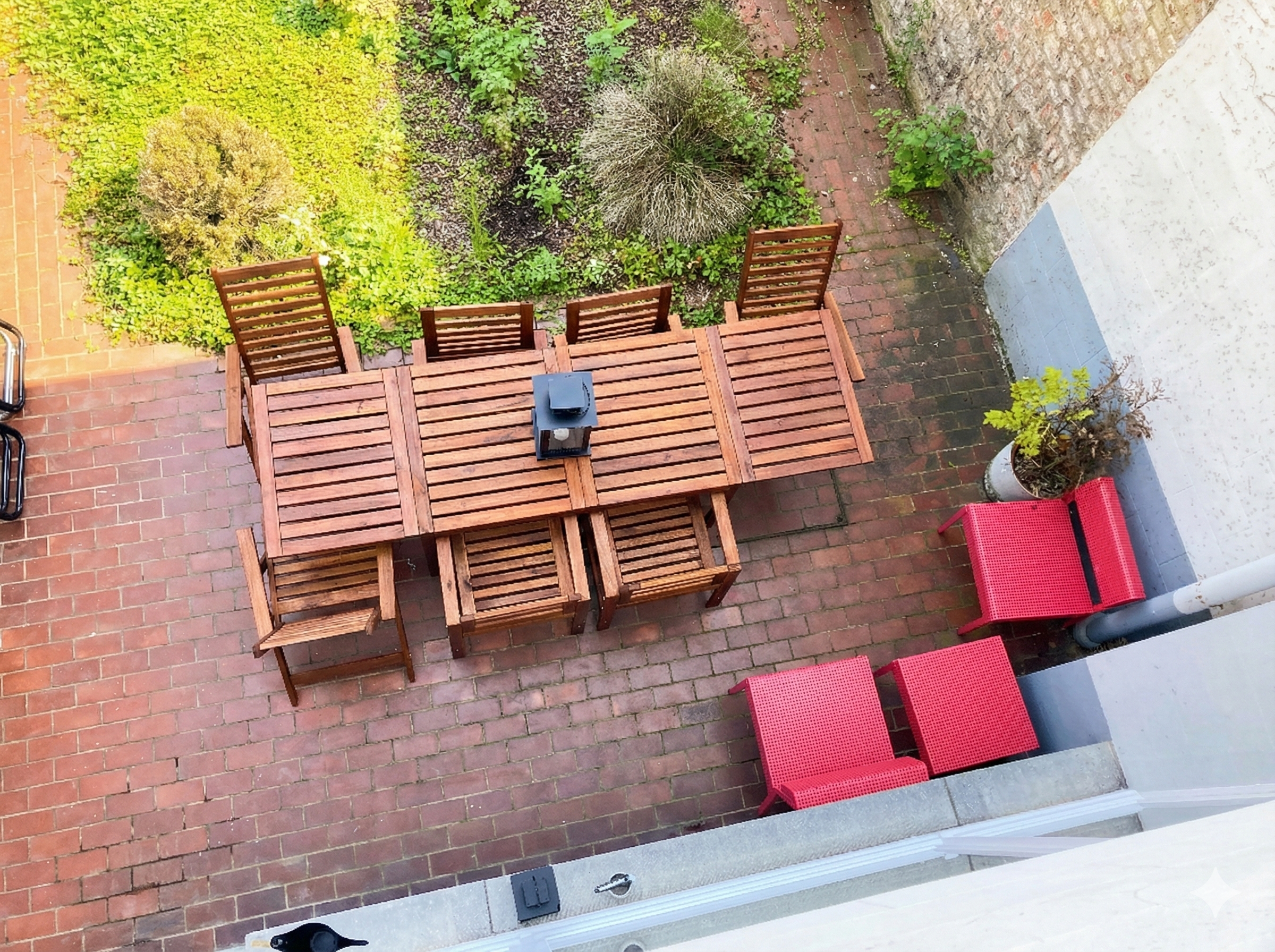 Quiet garden with south-facing terrace