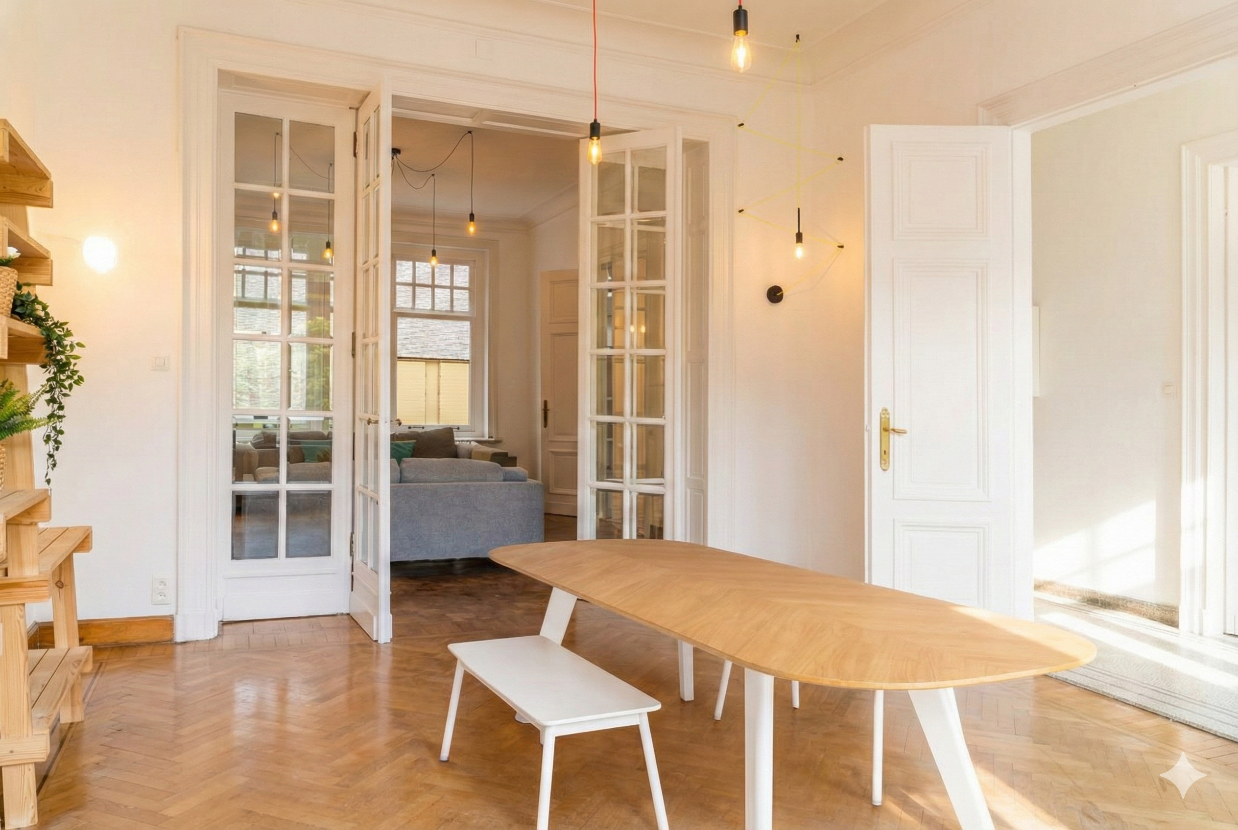 Bright dining area with view on the garden